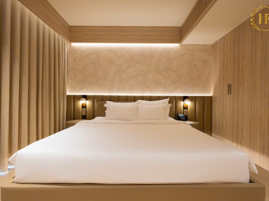 Đầu giường ốp gỗ vân lá