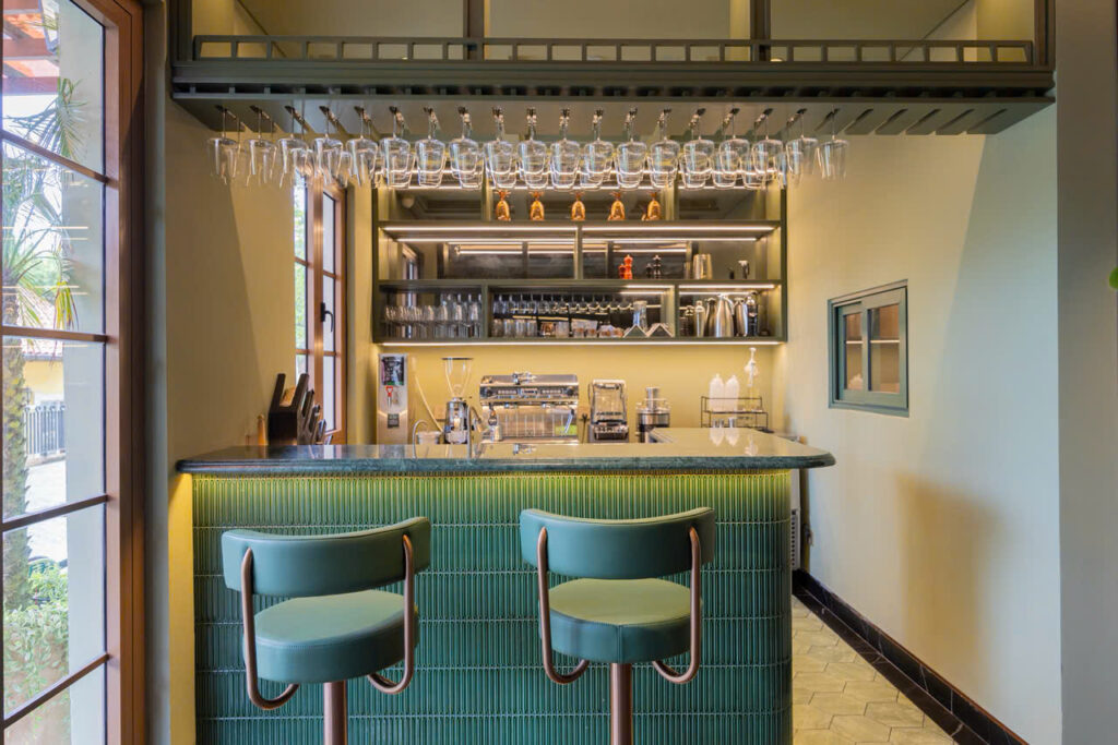 Quầy bar ốp gạch xanh