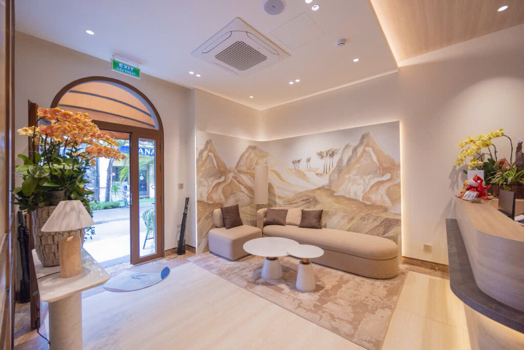 Sảnh chờ với tranh tường